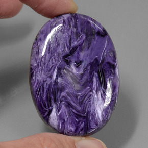 Charoïte violet naturelle coupe ovale, 84,76 ct, opaque
