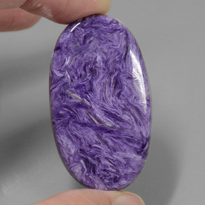 Charoïte violet naturelle coupe ovale, 52,34 ct, opaque