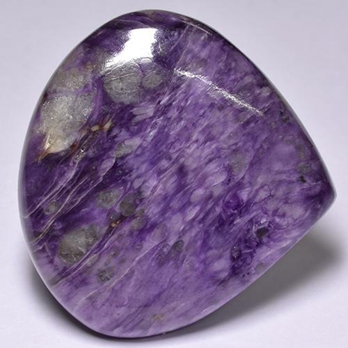 Charoïte violet intense naturelle en forme de poire, 56,84 ct, opaque