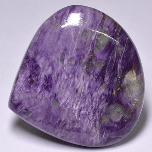Charoïte violet intense naturelle en forme de poire, 56,84 ct, opaque