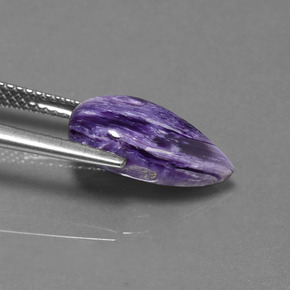 Charoïte violet naturelle en forme de poire, 4,07 ct, opaque