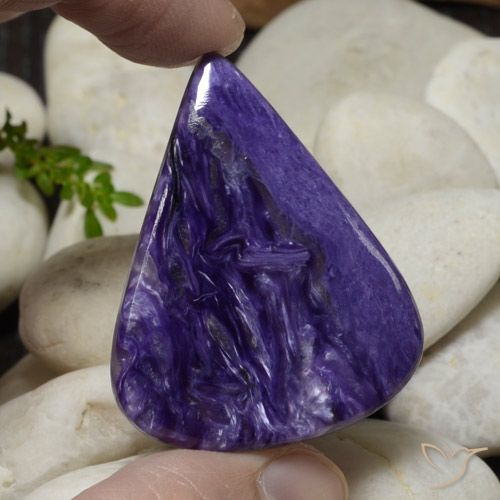 Charoïte violet naturelle en forme de poire, 44,12 ct, opaque