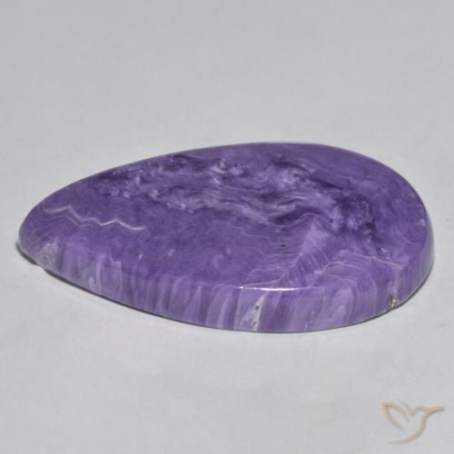 Charoïte violet moyen naturelle en forme de poire, 50,59 ct, opaque
