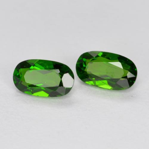 Achetez naturel 0.51ct Vert moyen-foncé Diopside Chrome gems, Coupe ovale, En provenance Russie chez GemSelect. En stock, livraison internationale!