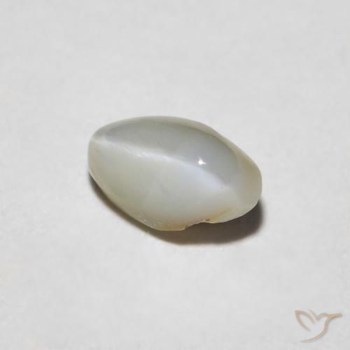 Oeil de Chat Chrysobéryl Gris très clair naturelle ovale, 0.62 ct, Opaque