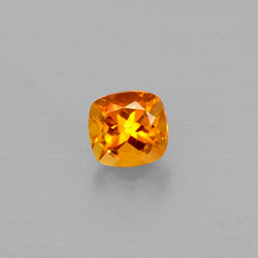 Clinohumite orange naturelle coupe coussin, 0,40 ct, VS