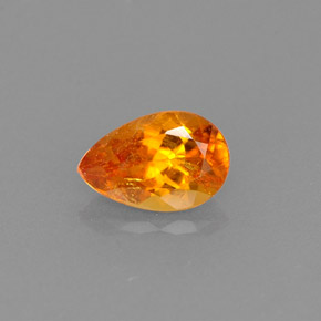 Clinohumite Jaune orange naturelle En forme de poire, 0.69 ct, VS-SI