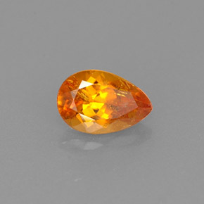 Clinohumite Jaune orange naturelle En forme de poire, 0.69 ct, VS-SI