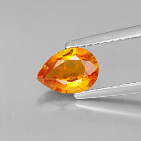 Clinohumite Jaune orange naturelle En forme de poire, 0.72 ct, VS-SI