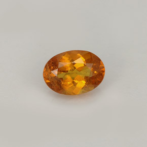 Clinohumite Jaune orange naturelle Coupe ovale, 0.77 ct, VS
