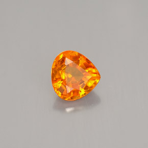 Clinohumite Jaune orange naturelle En forme de poire, 0.69 ct, VS-SI