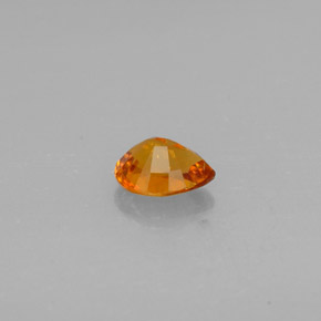 Clinohumite Jaune orange naturelle En forme de poire, 0.61 ct, SI