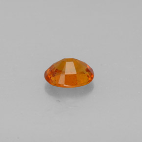 Clinohumite orange naturelle coupe ovale, 0,92 ct, SI