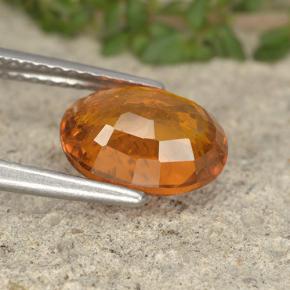 Clinohumite Jaune orange naturelle Coupe ovale, 2.34 ct, VS-SI