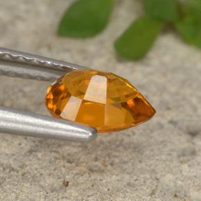 Clinohumite Jaune orange naturelle En forme de poire, 0.70 ct, VS-SI