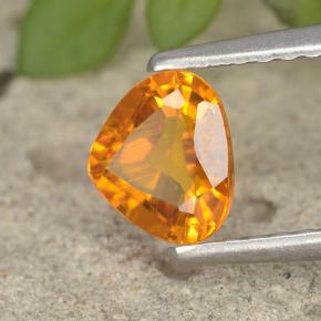 Clinohumite Jaune orange naturelle En forme de poire, 0.63 ct, VS-SI
