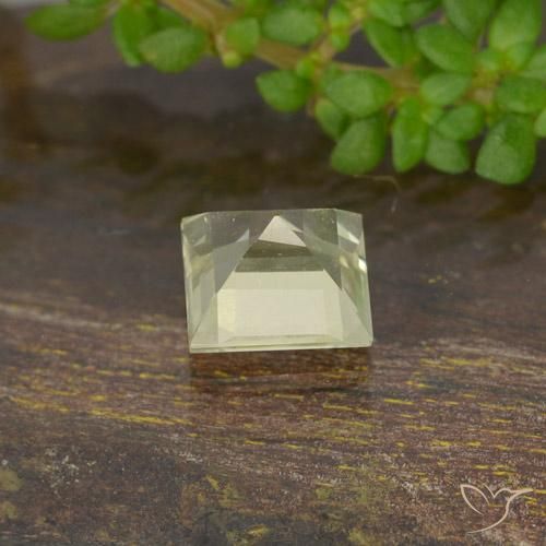 Diaspore Couleur Changeant Jaune pâle naturelle Carré, 0.59 ct, VVS-VS