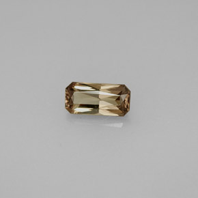 Grenat Couleur Changeant Brun verdâtre à rouge-rose naturelle Taille émeraude, 0.75 ct, VVS-VS