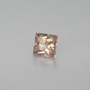 Grenat Couleur Changeant Rose à Rose Rouge naturelle Carré, 0.54 ct, VVS-VS