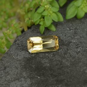 Grenat Couleur Changeant Jaune doré naturelle Taille émeraude, 0.61 ct, VS