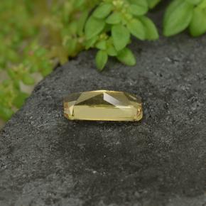 Grenat Couleur Changeant Jaune doré naturelle Taille émeraude, 0.61 ct, VS