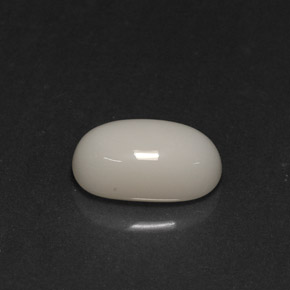 Corail blanc naturelle coupe ovale, 2,78 ct, opaque