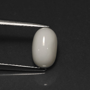 Corail blanc naturelle coupe ovale, 2,67 ct, opaque