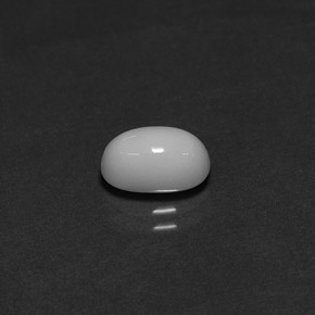 Corail blanc naturelle coupe ovale, 1,70 ct, opaque