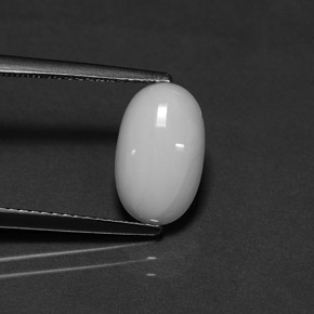 Corail blanc naturelle coupe ovale, 2,27 ct, opaque