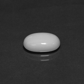 Corail blanc naturelle coupe ovale, 2,27 ct, opaque