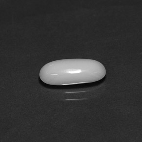Corail blanc naturelle coupe ovale, 1,82 ct, opaque