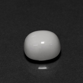 Corail blanc naturelle coupe ovale, 2,26 ct, opaque