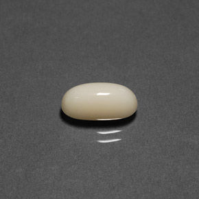 Corail crème naturelle coupe ovale, 2,21 ct, opaque