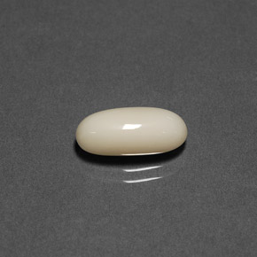 Corail blanc naturelle coupe ovale, 2,41 ct, opaque