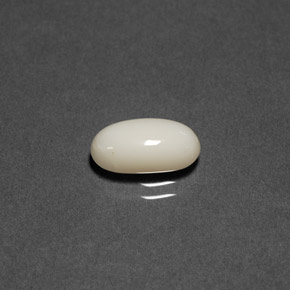 Corail blanc naturelle coupe ovale, 1,84 ct, opaque