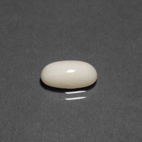 Corail blanc naturelle coupe ovale, 2,02 ct, opaque