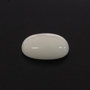 Corail blanc naturelle coupe ovale, 2,37 ct, opaque