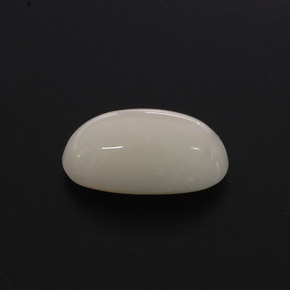 Corail blanc naturelle coupe ovale, 2,85 ct, opaque