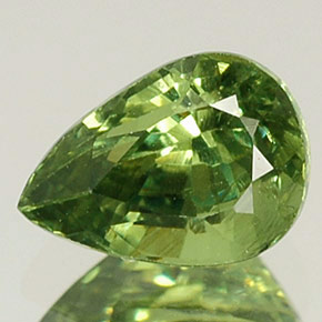 Grenat démantoïde vert naturelle en forme de poire, 0,76 ct, VS-SI