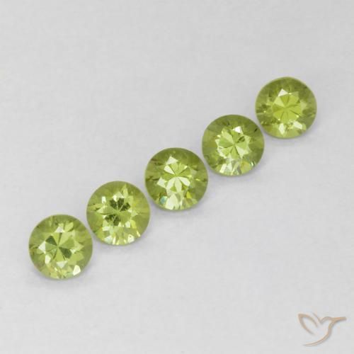 Shop natural 0.83ct Vert jaunâtre vif Grenat démantoïde gems, Tour, from Namibie at GemSelect. In stock, global shipping!