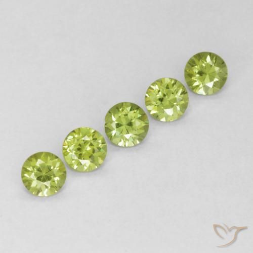 Shop natural 0.79ct Vert éclatant Grenat démantoïde gems, Tour, from Namibie at GemSelect. In stock, global shipping!