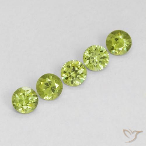 Shop natural 0.80ct Vert éclatant Grenat démantoïde gems, Tour, from Namibie at GemSelect. In stock, global shipping!