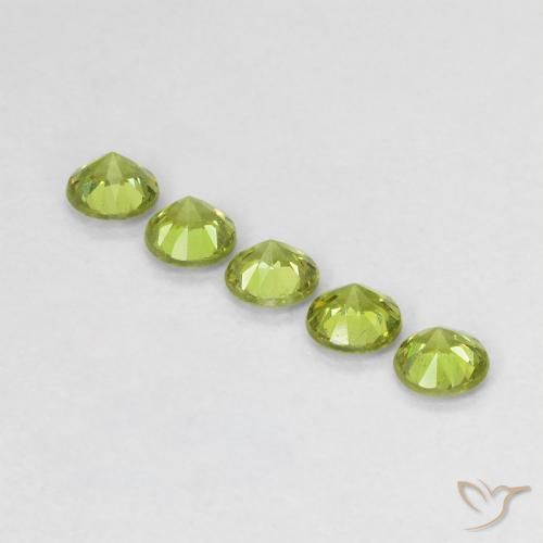 Shop natural 0.73ct Vert éclatant Grenat démantoïde gems, Tour, from Namibie at GemSelect. In stock, global shipping!