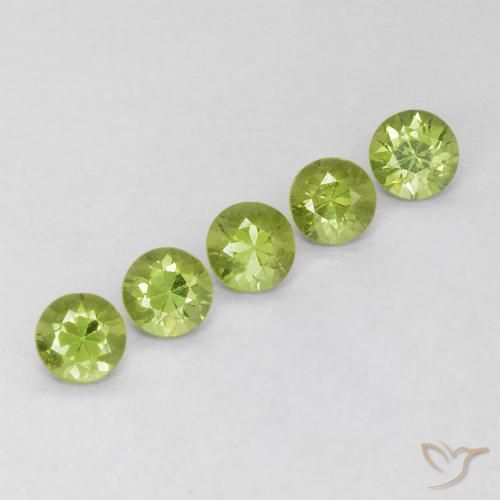 Shop natural 0.78ct Vert moyen Grenat démantoïde gems, Tour, from Namibie at GemSelect. In stock, global shipping!