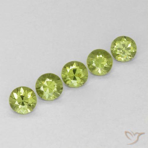 Shop natural 0.80ct Vert moyen Grenat démantoïde gems, Tour, from Namibie at GemSelect. In stock, global shipping!