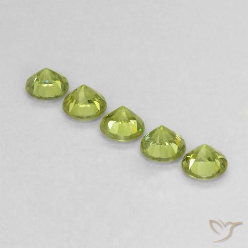 Shop natural 0.80ct Vert moyen Grenat démantoïde gems, Tour, from Namibie at GemSelect. In stock, global shipping!
