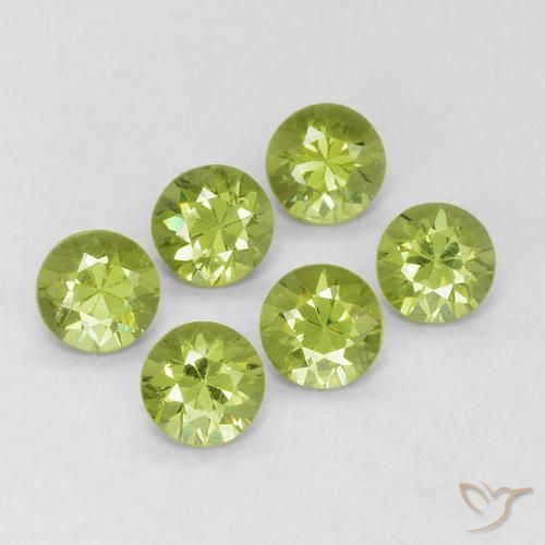 Shop natural 0.96ct Vert moyen Grenat démantoïde gems, Tour, from Namibie at GemSelect. In stock, global shipping!