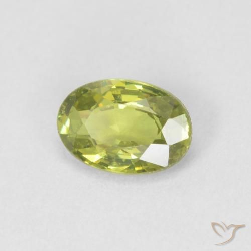 Grenat démantoïde Vert chaud et terreux naturelle ovale, 0.55 ct, VVS-VS