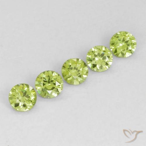 Shop natural 0.76ct Vert vif et léger Grenat démantoïde gems, Tour, from Namibie at GemSelect. In stock, global shipping!