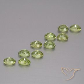 Shop natural 2.13ct Vert moyen Grenat démantoïde gems, ovale, from Namibie at GemSelect. In stock, global shipping!